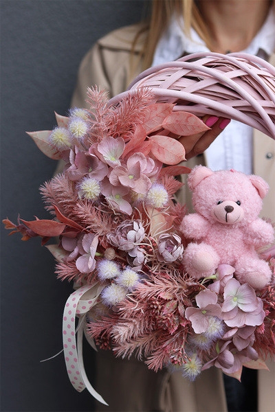 OD RĘKI Teddy Pink Memorite, uroczy wianek z misiem, rozp.35cm