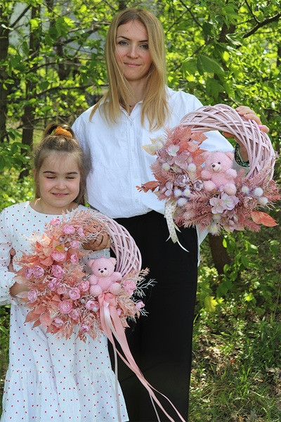 OD RĘKI Teddy Pink Memorite, uroczy wianek z misiem, rozp.35cm