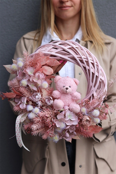 OD RĘKI Teddy Pink Memorite, uroczy wianek z misiem, rozp.35cm