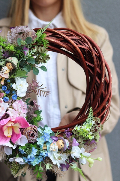 OD RĘKI Kreterra, asymetryczny wianek z laleczkami, rozp.46cm