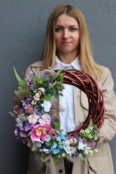 OD RĘKI Kreterra, asymetryczny wianek z laleczkami, rozp.46cm