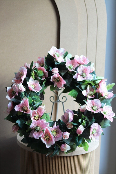 OD RĘKI Różowe Ciemierniki, kwiatowy wianek na drzwi, śr.50cm