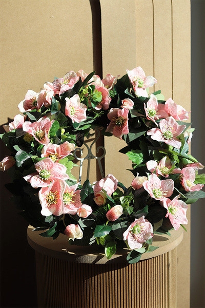 OD RĘKI Różowe Ciemierniki, kwiatowy wianek na drzwi, śr.50cm