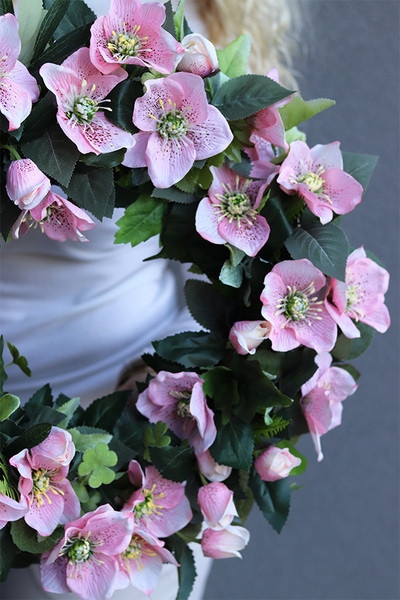 OD RĘKI Różowe Ciemierniki, kwiatowy wianek na drzwi, śr.50cm