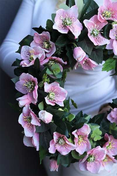 OD RĘKI Różowe Ciemierniki, kwiatowy wianek na drzwi, śr.50cm