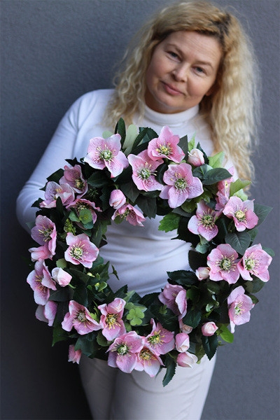 OD RĘKI Różowe Ciemierniki, kwiatowy wianek na drzwi, śr.50cm