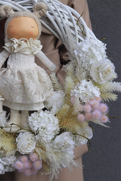 OD RĘKI Doll Madleine, wianek dekoracyjny z lalką, rozp.50cm