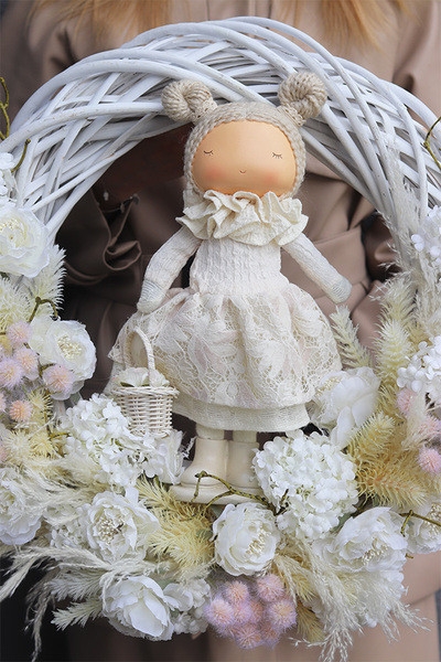 OD RĘKI Doll Madleine, wianek dekoracyjny z lalką, rozp.50cm
