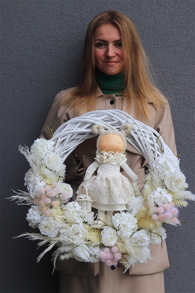 OD RĘKI Doll Madleine, wianek dekoracyjny z lalką, rozp.50cm