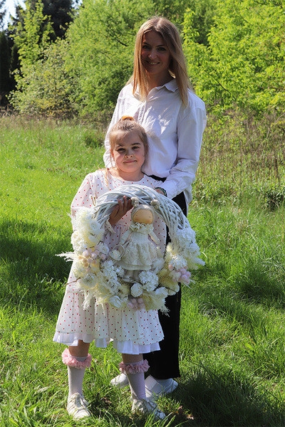 OD RĘKI Doll Madleine, wianek dekoracyjny z lalką, rozp.50cm