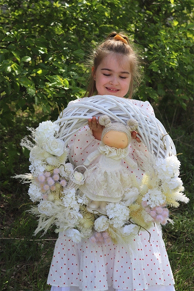 OD RĘKI Doll Madleine, wianek dekoracyjny z lalką, rozp.50cm