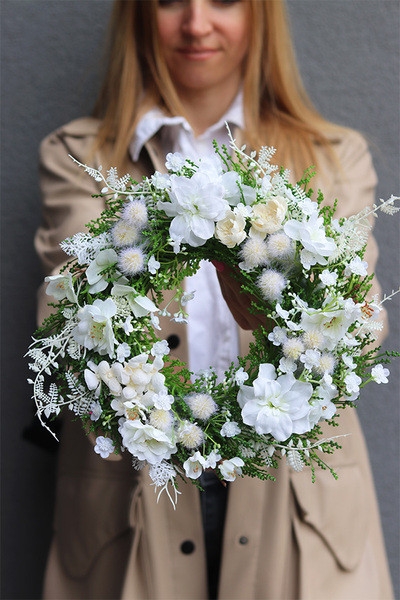 OD RĘKI Referene, biały wianek na drzwi, śr.27cm