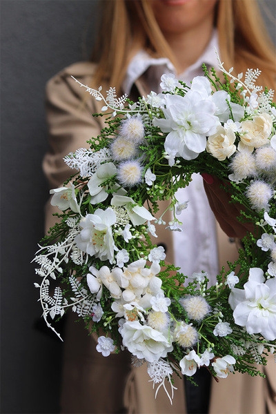 OD RĘKI Referene, biały wianek na drzwi, śr.27cm