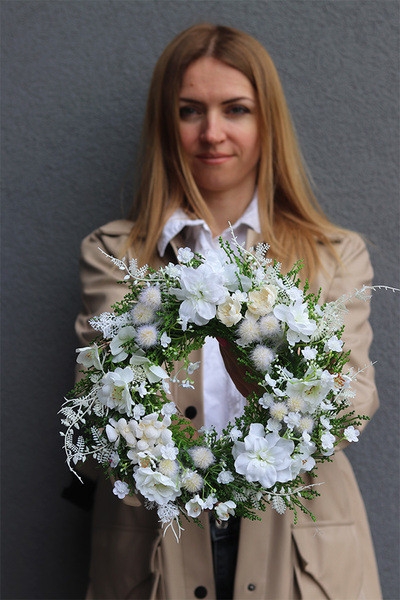 OD RĘKI Referene, biały wianek na drzwi, śr.27cm